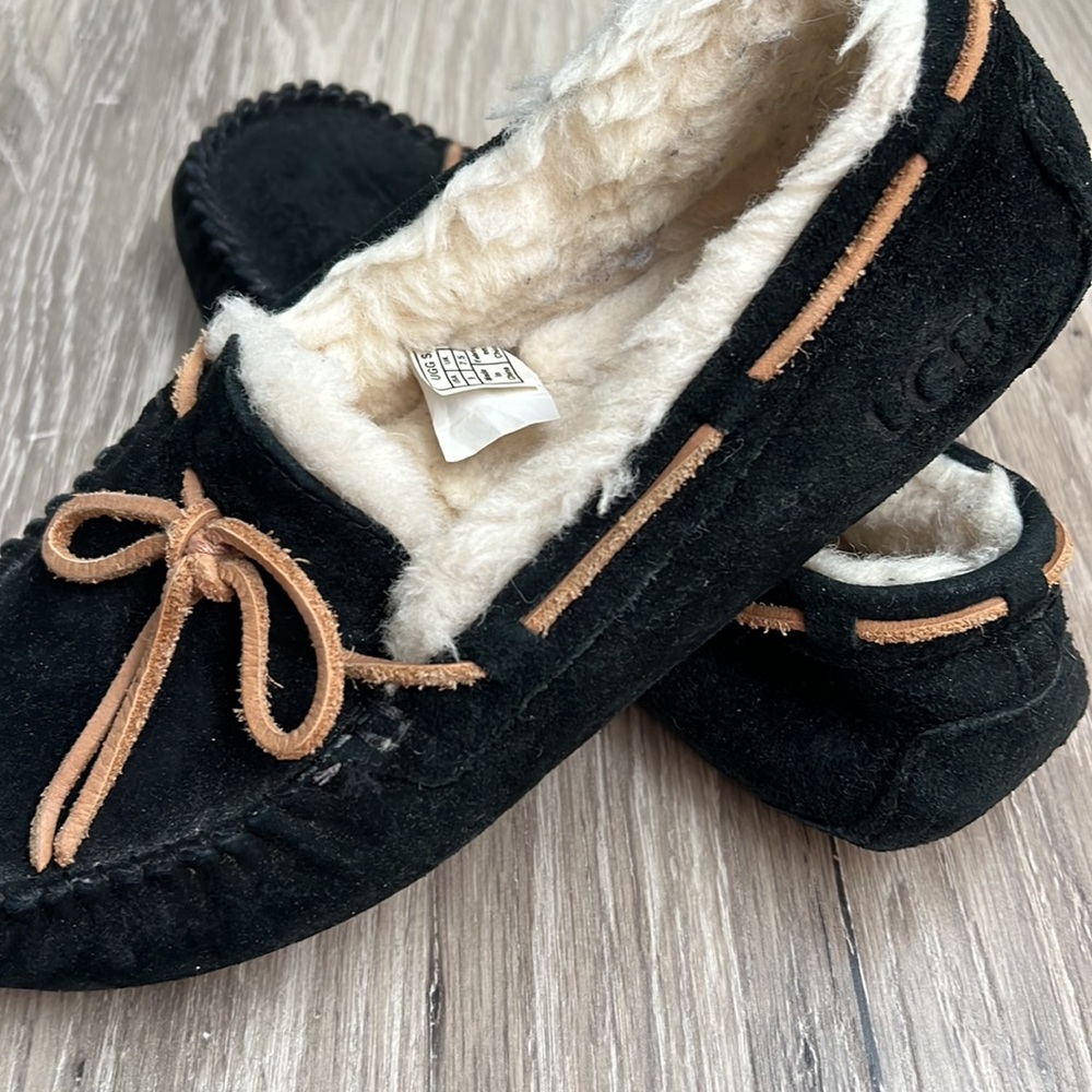 UGG Dakota slippers/moccasins